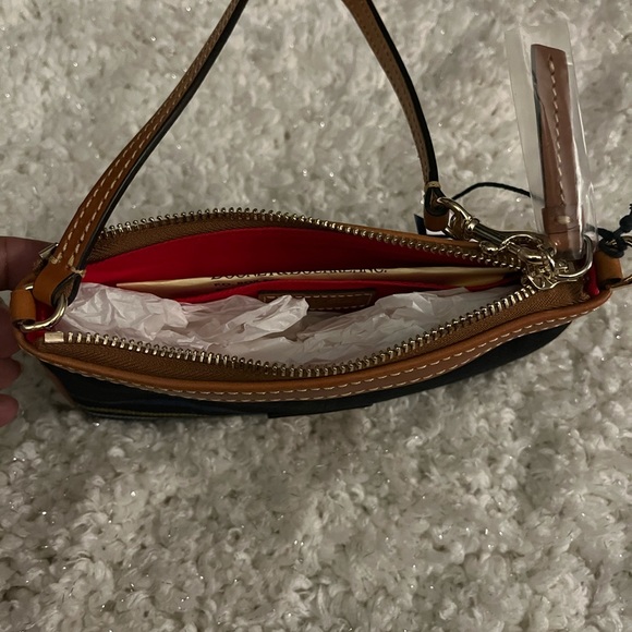 NWT Black Striped Dooney and Bourke Large Zip Wristlet - Picture 4 of 9